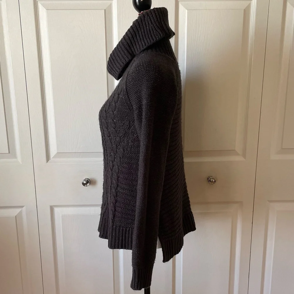 Elle black turtleneck